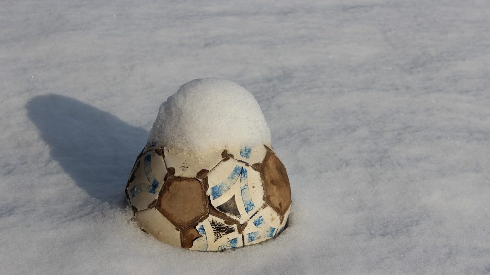 voetbal sneeuw